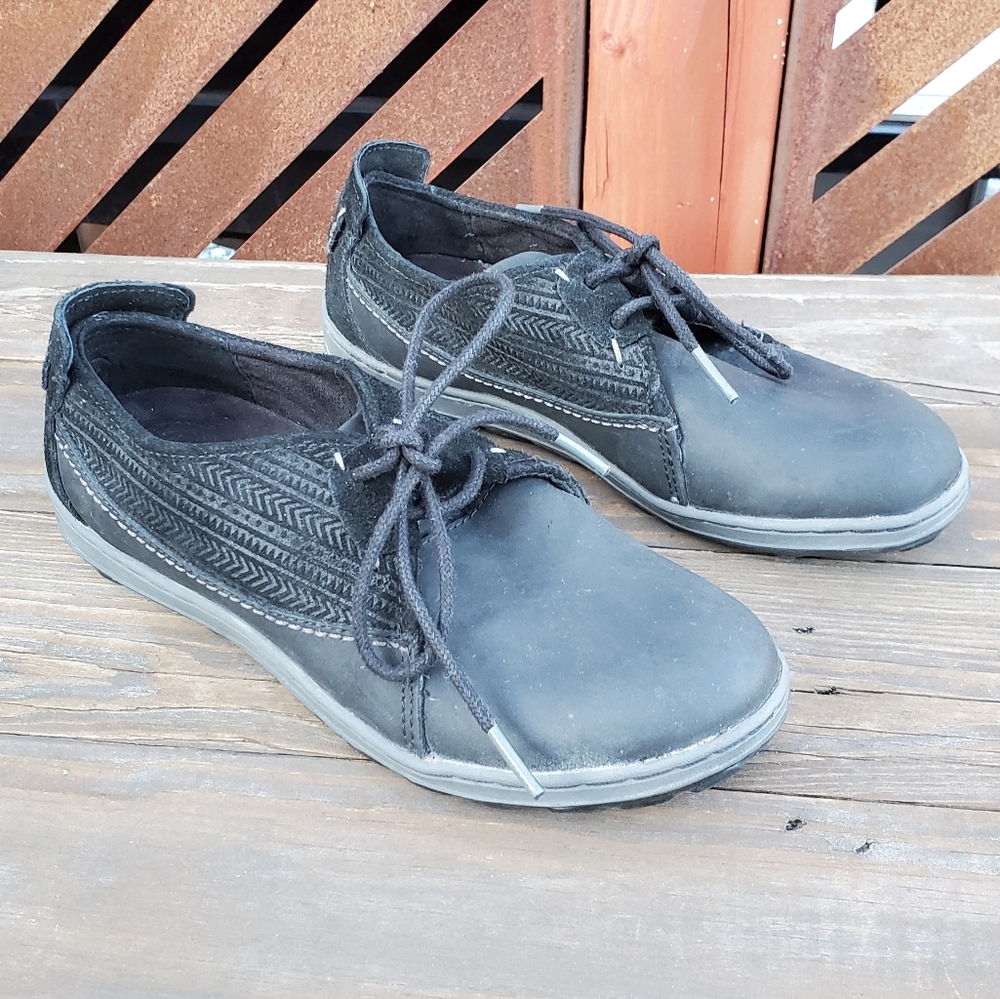 Merrell Women's lace up outdoor shoes. Size 5.5. Black. Pre Worn Like New.